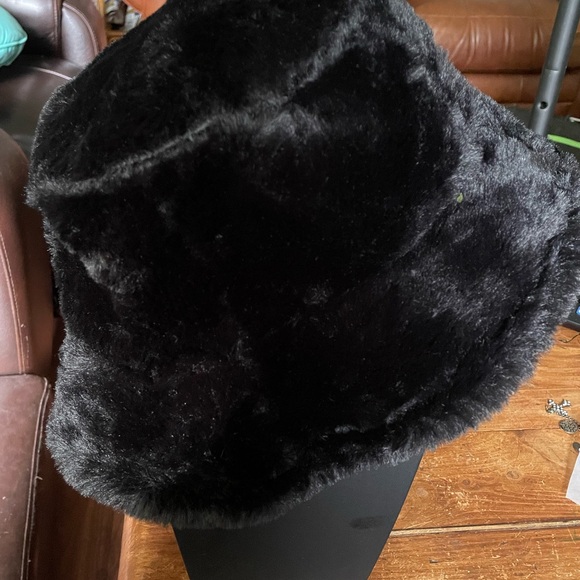 NWT Beautiful Faux Fur Bucket Hat - Picture 2 of 6